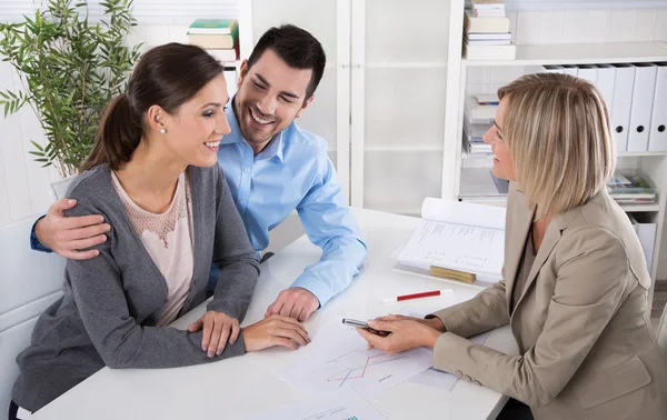 Reunión de negocios profesional: pareja joven como clientes y una — Foto de Stock