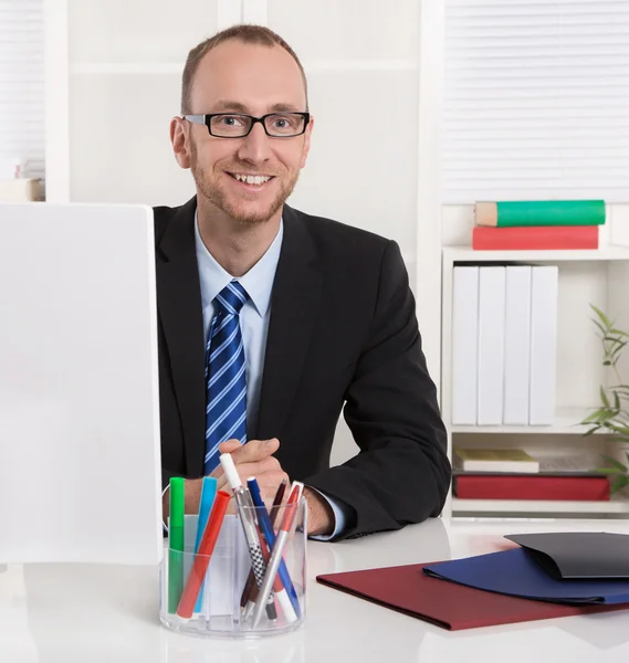 Porträt: Geschäftsmann sitzt mit Anzug und Krawatte in seinem Büro. — Stockfoto