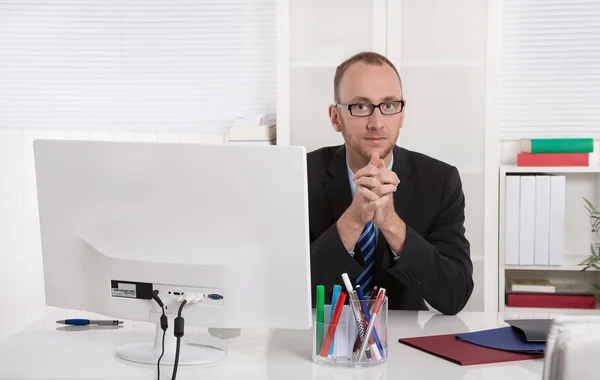 Porträtt: Affärsman sitter på sitt kontor med kostym och slips. — Stockfoto