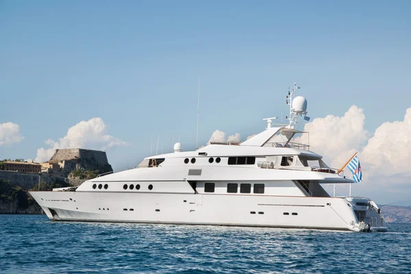 Yacht a motore di lusso e costoso nel mare o nell'oceano blu . — Foto Stock