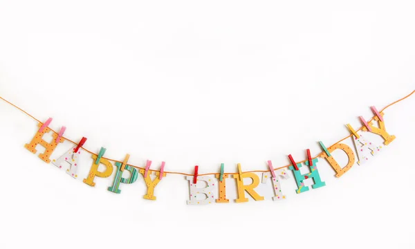 Texto de aniversário feliz com letras de madeira em um fundo branco . — Fotografia de Stock