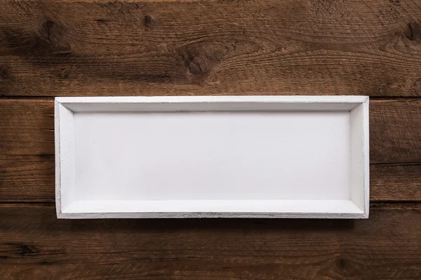 Witte houten vintage bord in wit op een bruine achtergrond als een — Stockfoto