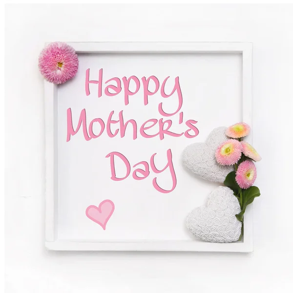 Tarjeta de felicitación para el día de la madre con corazones blancos y margarita rosa — Foto de Stock