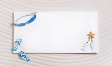 Beyaz ve mavi için tatil günlerinde deniz yaz arka plan