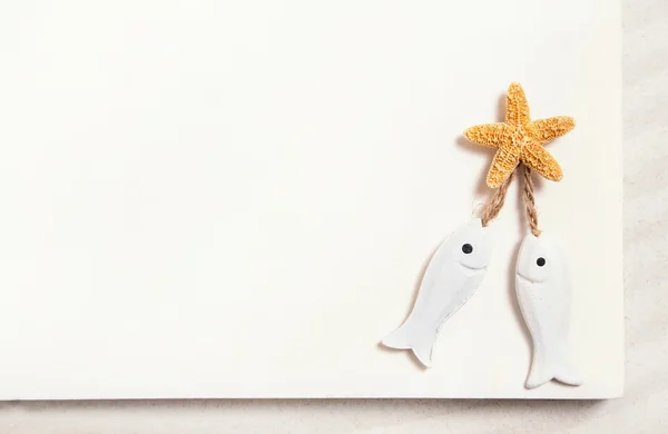 Dos peces blancos con estrellas de mar sobre un fondo blanco de verano para — Foto de Stock