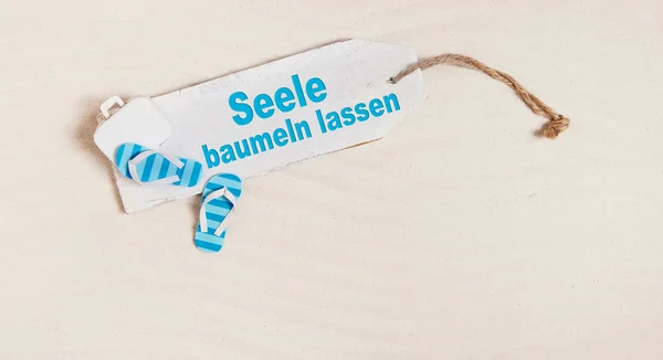 Sommerferienkonzept mit deutschem Text zum Entspannen — Stockfoto