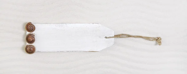 Sinal de madeira branco na praia com conchas para itens de férias . — Fotografia de Stock