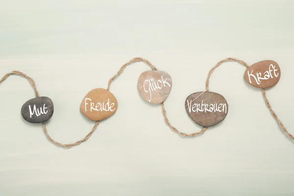 Cinque pietre con testo tedesco per: coraggio, felicità, fortuna, trus — Foto Stock