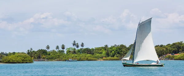 Velero artesanal tradicional en la amazona de Brasil . — Foto de Stock