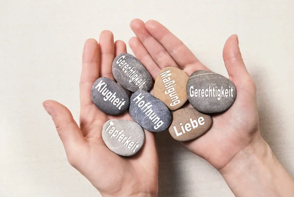 Concetto di equilibrio interno: mani che tengono le pietre con parole tedesche fo — Foto Stock