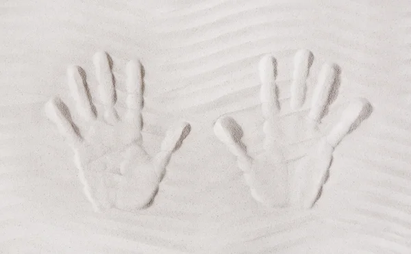 Дві руки друкують у піску. Концепція спогадів або відпустки Ліцензійні Стокові Фото