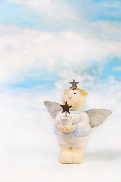 Lindo ángel de Navidad con una estrella en sus manos. Idea para un saludo — Foto de Stock