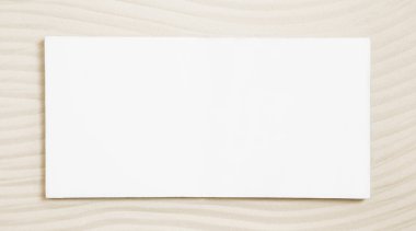 Beyaz bir bej kum arka plan üzerinde oturum.