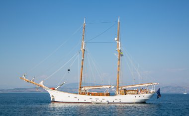 Büyük yelkenli ahşap iki direği ile.