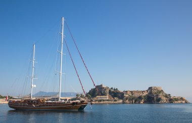 Yunanistan'da iki direği ile yelkenli yat: burada Corfu town.
