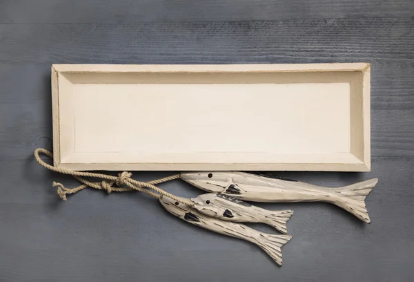 Biały drewniany rama z trzech ręcznie ryb morskich wystrój wnętrz — Zdjęcie stockowe