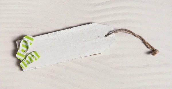 Zomer achtergrond met een houten teken en zwemmen schoenen in de sa — Stockfoto