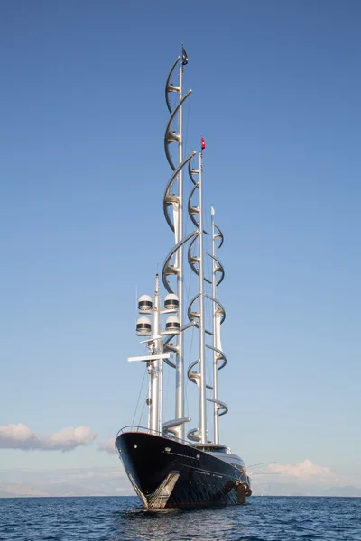 Gigantische grote zeilen boot of jacht in de blauwe zee. — Stockfoto