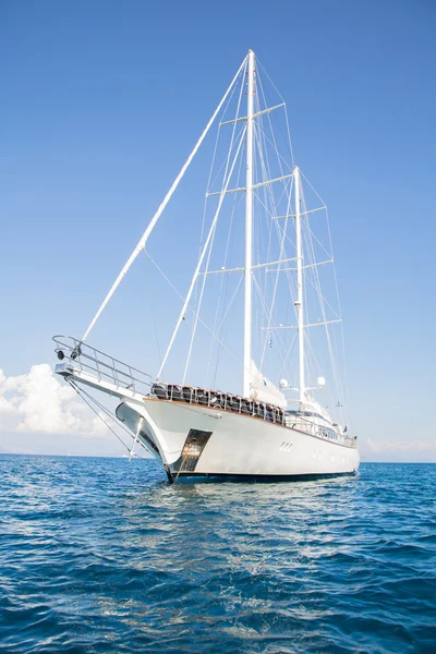 豪華な大きなプライベート ヨットの帆. — ストック写真