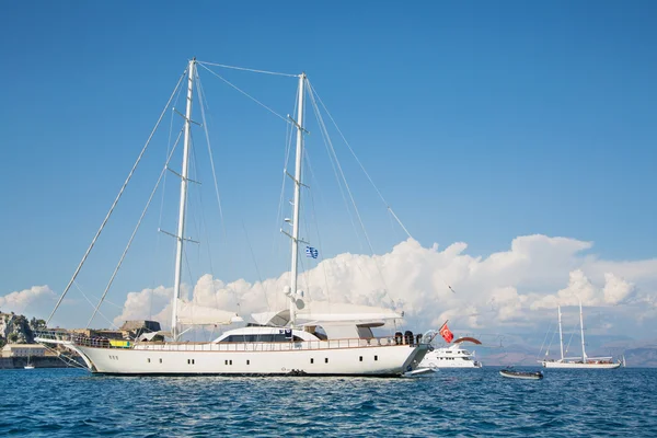 Grand yacht privé de luxe avec voiles . — Photo