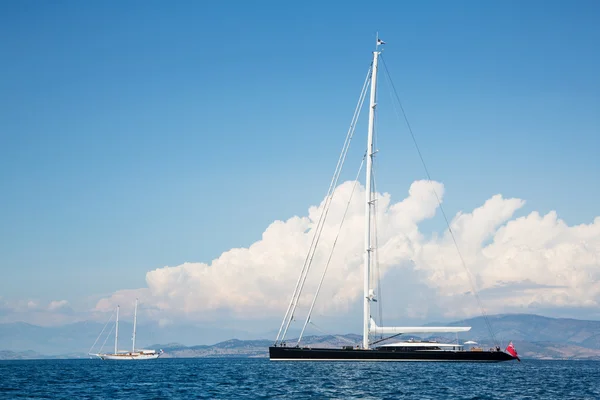 Kosten en grote zeilschip of boot in de blauwe zee. — Stockfoto