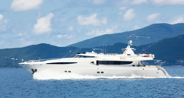 Luxury big motorboat or motor yacht in the sea. — Stock Photo, Image