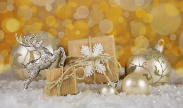 Christmas decoration in gold, silver and white with gift boxes. — Stock Photo, Image