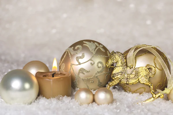 Decoração de Natal clássico festivo em branco e ouro com ho — Fotografia de Stock