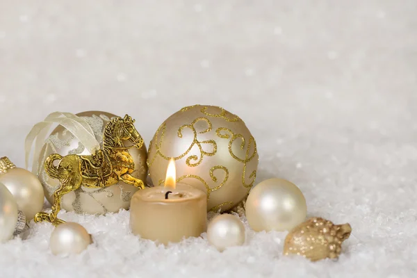 Decoração de Natal clássico festivo em branco e ouro com ho — Fotografia de Stock