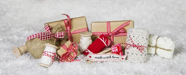 Hecho a mano piensa lleno de amor en rojo blanco colores marcados — Foto de Stock