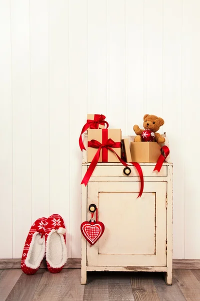 Fondo navidad vintage con regalos y dec rojo y blanco — Foto de Stock