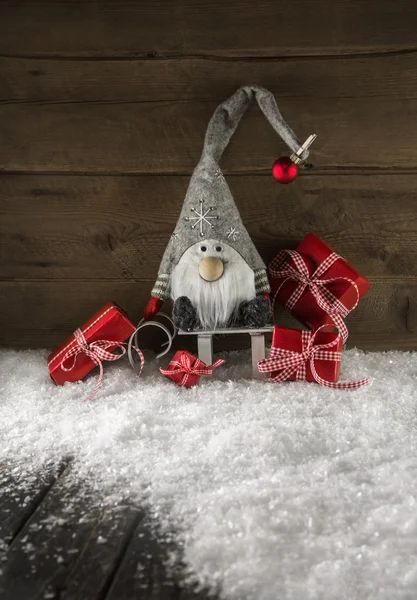 Imp drôle sur fond en bois avec des cadeaux de Noël rouges . — Photo
