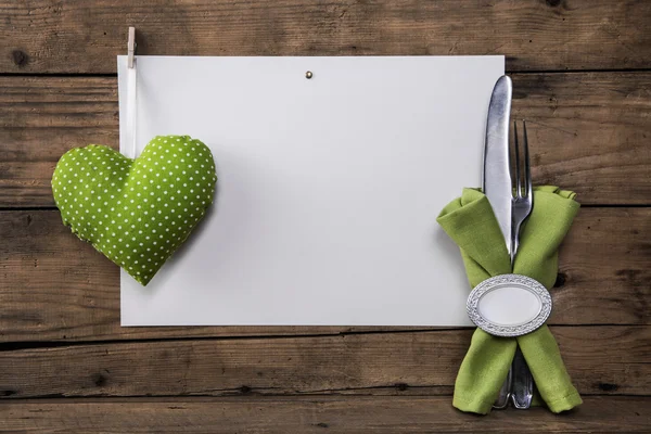 Menu card with a green heart and white polka dots plus cutlery a — 图库照片