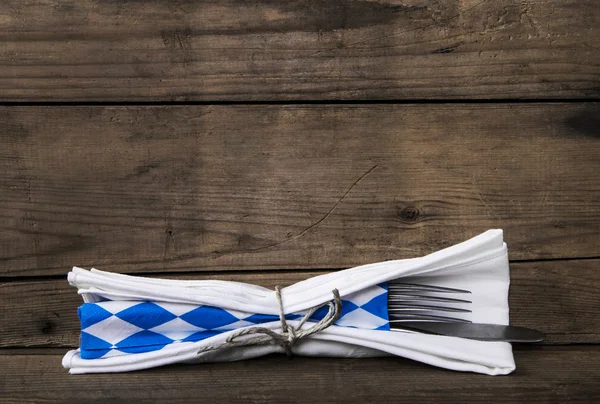 Comida bávara. Antiguo fondo de madera con cuchillo y tenedor. Cuadro 1 — Foto de Stock