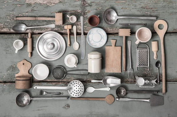 Viejas miniaturas de equipos de cocina para la decoración . — Foto de Stock