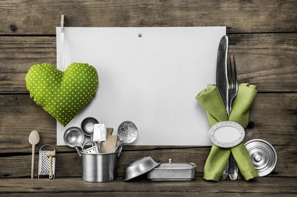 Cartão de menu com utensílios de cozinha antigos, cartaz branco, maçã verde — Fotografia de Stock