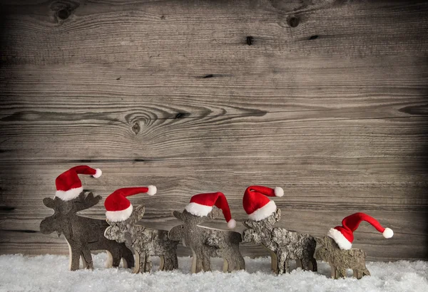 Cinco renos hechos a mano de madera sobre un fondo con lugar para tex Imagen De Stock