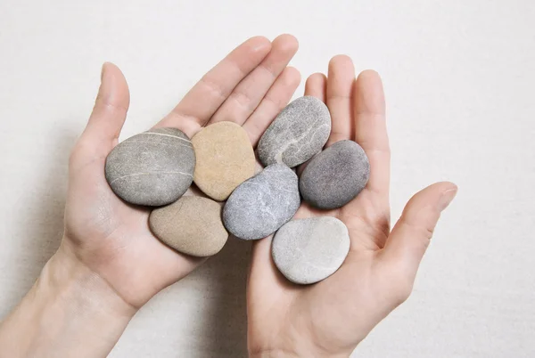 Mãos de mulher segurando pedras. Conceito para equilíbrio, combinação, li — Fotografia de Stock