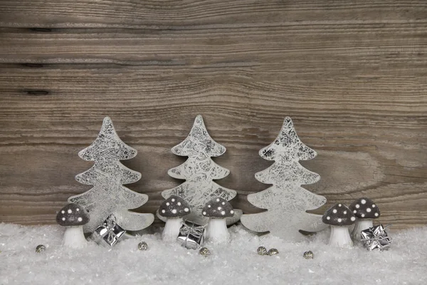 Christmas decoration in silver, white and brown with snow on woo — Stock fotografie