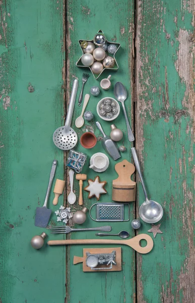 Green christmas decoration. Xmas tree with old wooden and tin mi — 图库照片