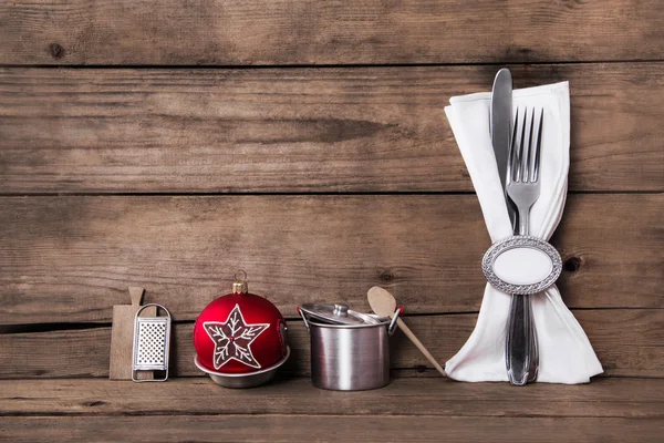 Wooden brown christmas background with cutlery and a white napki — Stok fotoğraf