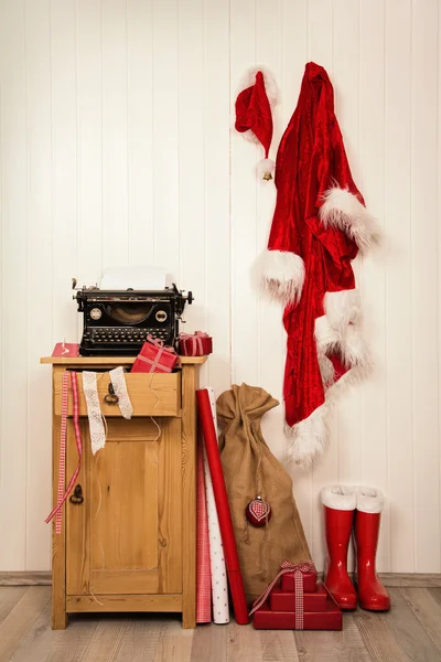 Writing christmas wishes with an antique typewriter. Vintage Xma — Stock Photo, Image