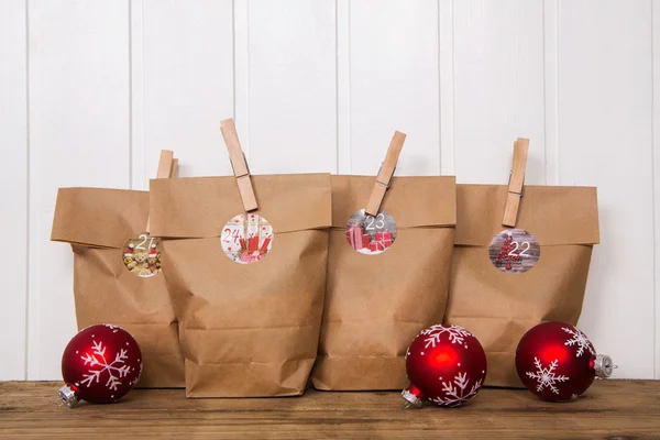 Handgemachter Adventskalender mit Papiertüten und Wäscheklammer. — Stockfoto