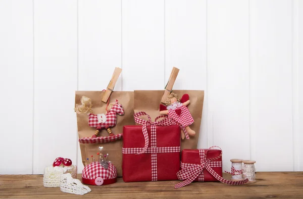 Presentes de Natal artesanais embrulhados em papel vermelho com ri verificado Imagens De Bancos De Imagens Sem Royalties