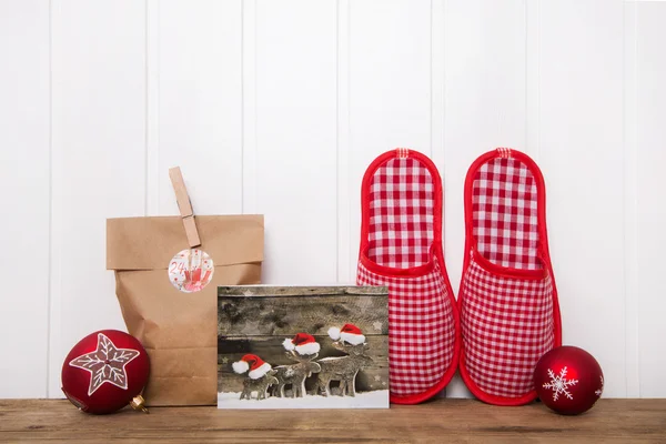 Escrevendo cartões de Natal e fazendo presentes artesanais. Bac de madeira Imagem De Stock