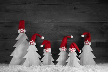 Ahşap ol üzerinde kırmızı santa şapkalar ile el yapımı oyma Noel ağaçları
