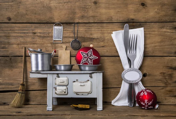 Vintage christmas decoratie met bestek, potten en andere garage — Stockfoto