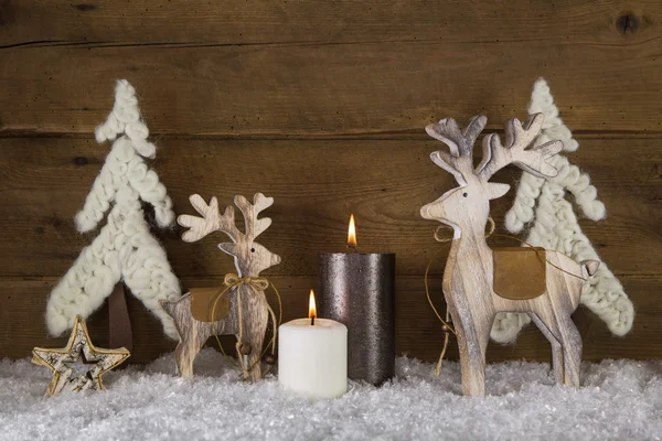 Decoração de Natal com material natural. Duas velas acesas — Fotografia de Stock