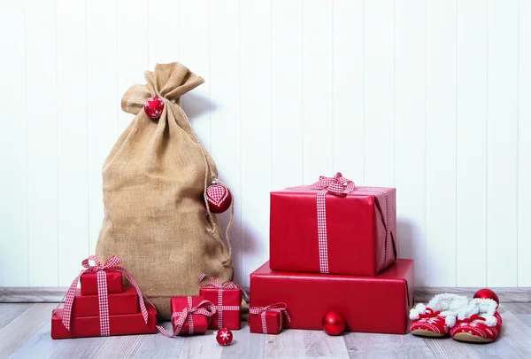 Presentes de Natal embrulhados em papel vermelho com fita marcada em w — Fotografia de Stock