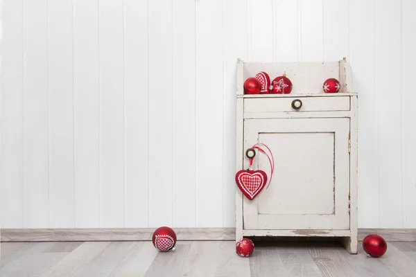 Parede branca de madeira para um fundo com bolas de Natal vermelho . — Fotografia de Stock